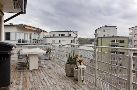 suelo de roble teñido grandes ventanales estilo nórdico estilo escandinavo diseño nórdico diseño de interiores diseño de áticos diáfanos decoración nórdica decoración falta de intimidad decoración de interiores y aticos cocina moderna cocina industrial cocina gris cocina en acero inoxidable carpintería de calidad decoración calefaccion por suelo radiantes blog decoración blog de interiores atico nórdico con vistas 