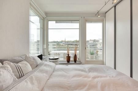 suelo de roble teñido grandes ventanales estilo nórdico estilo escandinavo diseño nórdico diseño de interiores diseño de áticos diáfanos decoración nórdica decoración falta de intimidad decoración de interiores y aticos cocina moderna cocina industrial cocina gris cocina en acero inoxidable carpintería de calidad decoración calefaccion por suelo radiantes blog decoración blog de interiores atico nórdico con vistas 