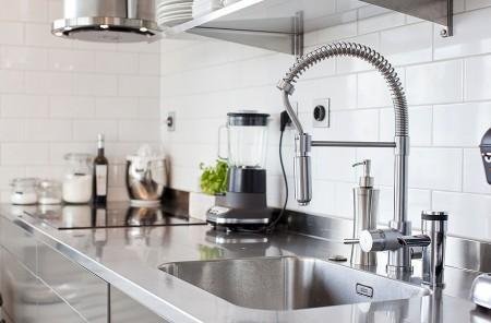 suelo de roble teñido grandes ventanales estilo nórdico estilo escandinavo diseño nórdico diseño de interiores diseño de áticos diáfanos decoración nórdica decoración falta de intimidad decoración de interiores y aticos cocina moderna cocina industrial cocina gris cocina en acero inoxidable carpintería de calidad decoración calefaccion por suelo radiantes blog decoración blog de interiores atico nórdico con vistas 