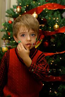 Niño y árbol de Navidad