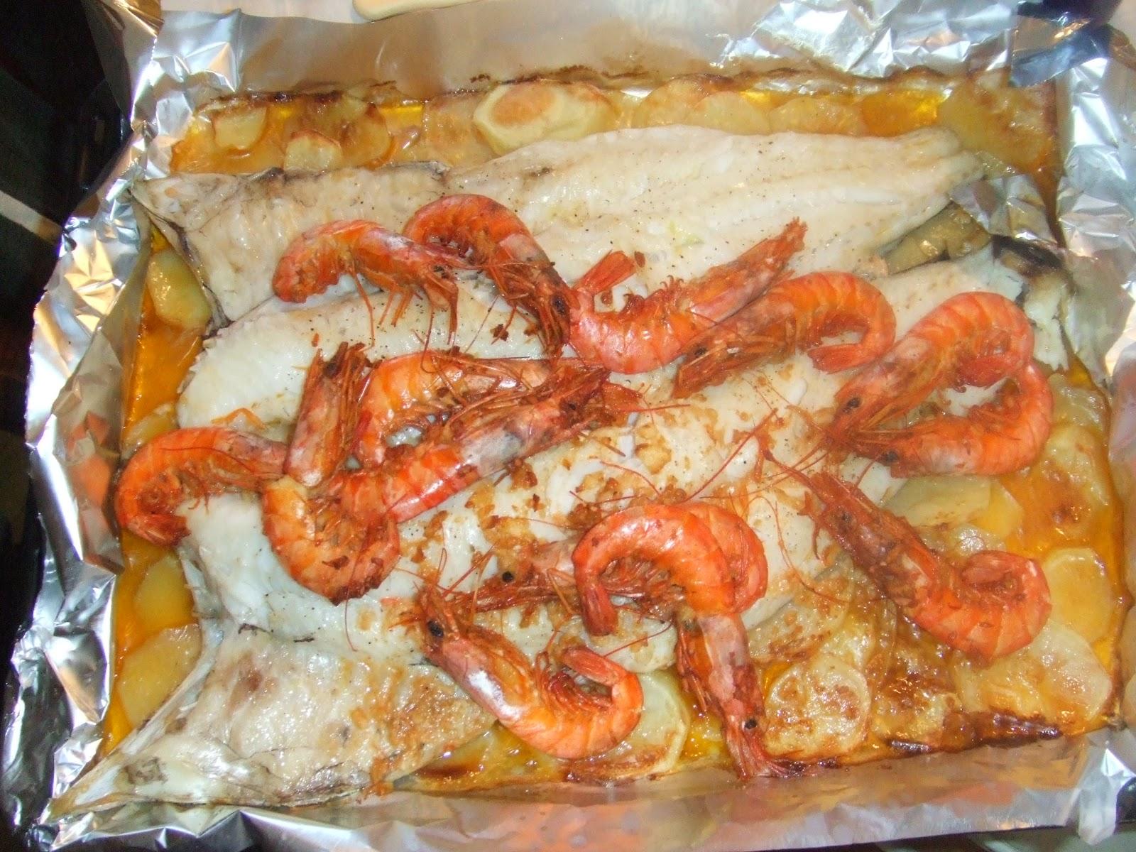 Merluza al horno con langostinos plancha