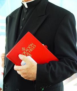 PEQUEÑOS EPISODIOS QUE DEJAN HUELLA. EPISODIO 2: EL CURA