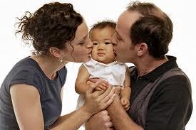 Adoptar aumenta la calidad de vida de las parejas infértiles