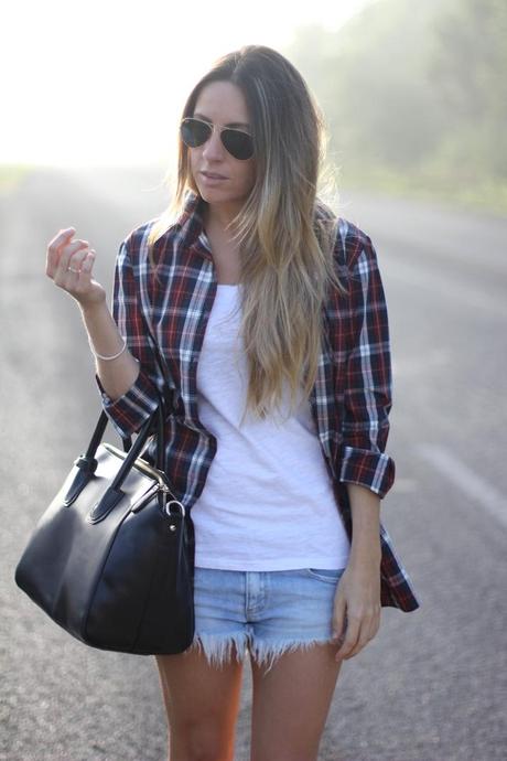 Fashion blogger wearing plaid shirt burgundy colour 