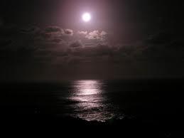 Como la Luna llena, se acerina, oteando el mar