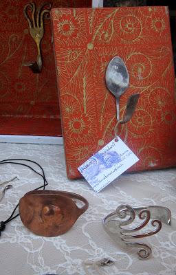 Hermosos elementos decorativos con el reciclaje de tenedores y cucharas