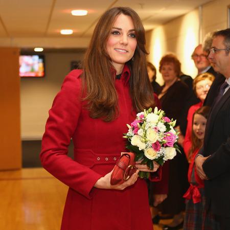 VISTE COMO: Kate Middleton con su abrigo rojo!