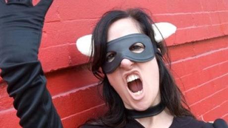 Nueva York ya tiene un Superheroina ó superwoman Real !!, combate el crímen en las calles de Brooklyn. – NOTICIAS ACTUALIDAD