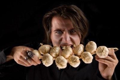 VAMPIRO AJOS Crecen las ventas de ajo en un pueblo de Serbia que está en alerta por un vampiro que anda suelto – NOTICIAS LOCAS