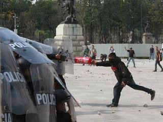 Criminalizar la protesta para que los manifestantes sean considerados delincuentes y justificar la represión serán la principal arma del nuevo gobierno de EPN, al estilo de los anteriores regímenes priistas.