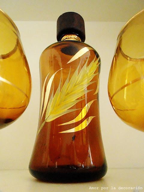 UNA BOTELLA, DOS COPAS Y UN PERCHERO VINTAGE