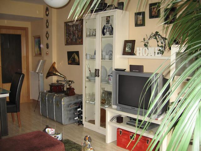 UNA BOTELLA, DOS COPAS Y UN PERCHERO VINTAGE