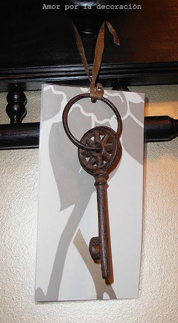 UNA BOTELLA, DOS COPAS Y UN PERCHERO VINTAGE