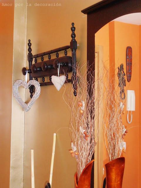 UNA BOTELLA, DOS COPAS Y UN PERCHERO VINTAGE