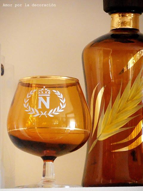 UNA BOTELLA, DOS COPAS Y UN PERCHERO VINTAGE