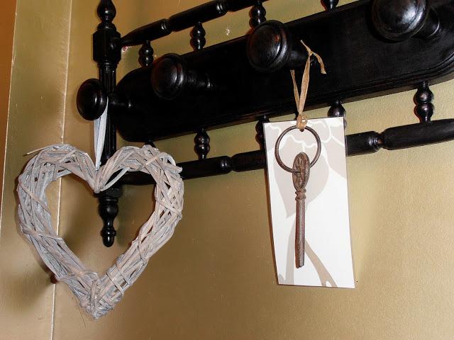 UNA BOTELLA, DOS COPAS Y UN PERCHERO VINTAGE