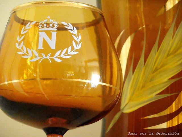 UNA BOTELLA, DOS COPAS Y UN PERCHERO VINTAGE