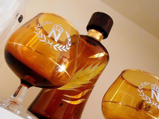 UNA BOTELLA, DOS COPAS Y UN PERCHERO VINTAGE