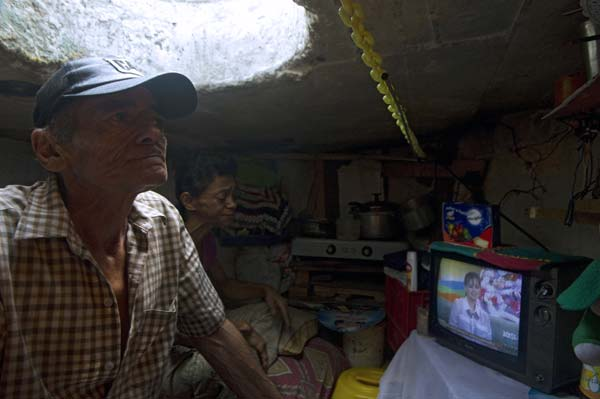 Tiene 22 años viviendo en una alcantarilla (Imagenes)