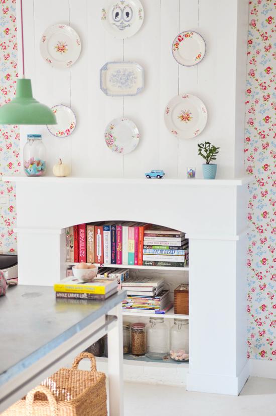 Una chimenea convertida en librería