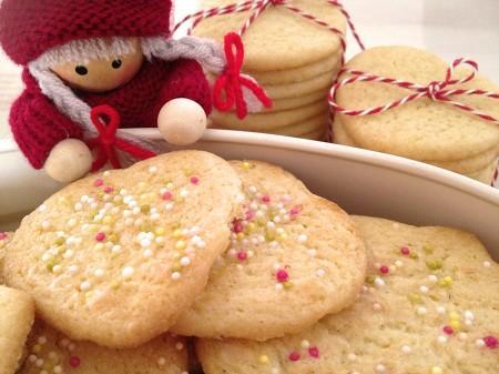 regalos galletas recetas galletas fáciles recetas delikatissen paquetes galletas diseño nisser historias de duendes nórdicos galletas para el café galletas de navidad galletas de mantequilla con almendras galletas de mantequilla galletas danesas galletas con formas galletas con confeti de azúcar galletas caseras para regalo galletas caseras fáciles estilismo de galletas dulces para el café dulces de regalo duendes nórdicos diy galletas blog repostería blog recetas postres blog gastroblogger blog galletas 