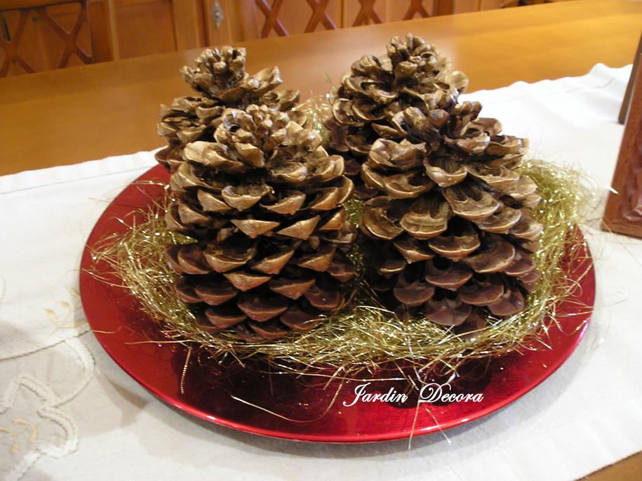 Centro de mesa Navideño con piñas