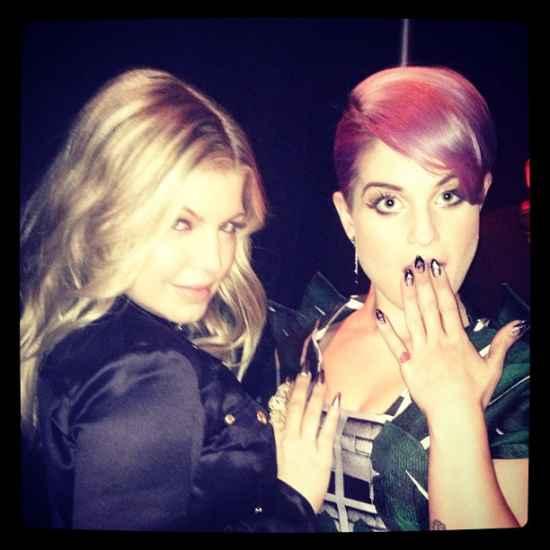 Fergie le toca el pecho a Kelly Osbourne