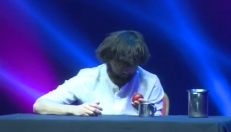 Impresionante truco de Yann Fisch, el actual Campeón del Mundo de Magia de Cerca Impresionante truco de Yann Fisch, el actual Campeón del Mundo de Magia de Cerca