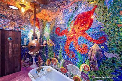 Cuarto de baño con decoraciones de escenas multicolor