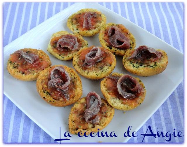 CANAPÉS DE TOMATE Y ANCHOAS