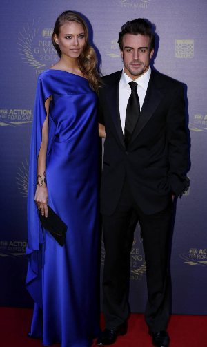 Fernando Alonso y Dasha Kapustina en los Premios FIA. El look de la modelo
