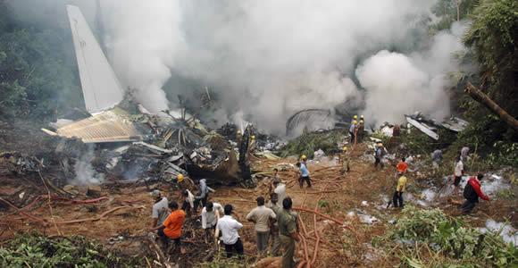 Encuentran a ocho sobrevivientes de accidente aéreo en India