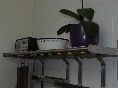Dispensador de capsulas Nespresso con una estantería