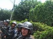 Camisas blancas, manos negras...