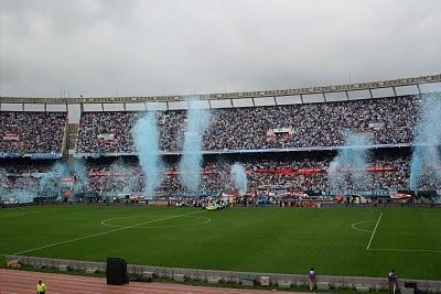 UNA MUJER SUELTA EN EL MONUMENTAL I