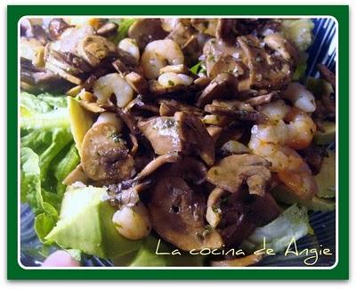 ENSALADA TEMPLADA DE GAMBAS, CHAMPIÑONES Y AGUACATE