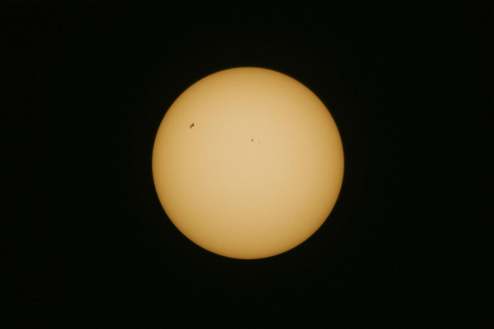 Fotografía de la Estación Espacial Internacional pasando frente al Sol