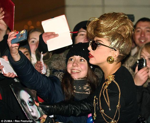 Lady Gaga es recibida con alboroto en Rusia (+fotos)