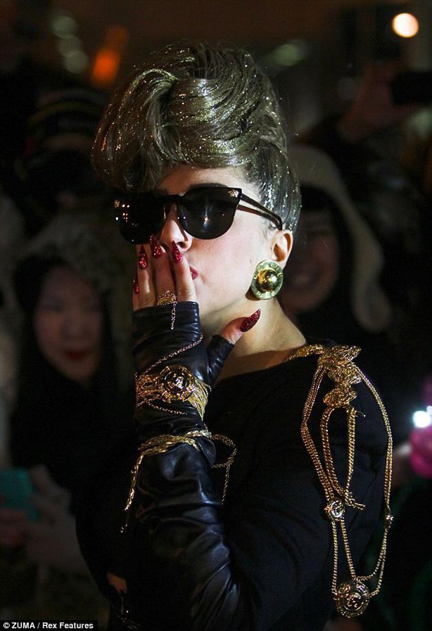 Lady Gaga es recibida con alboroto en Rusia (+fotos)