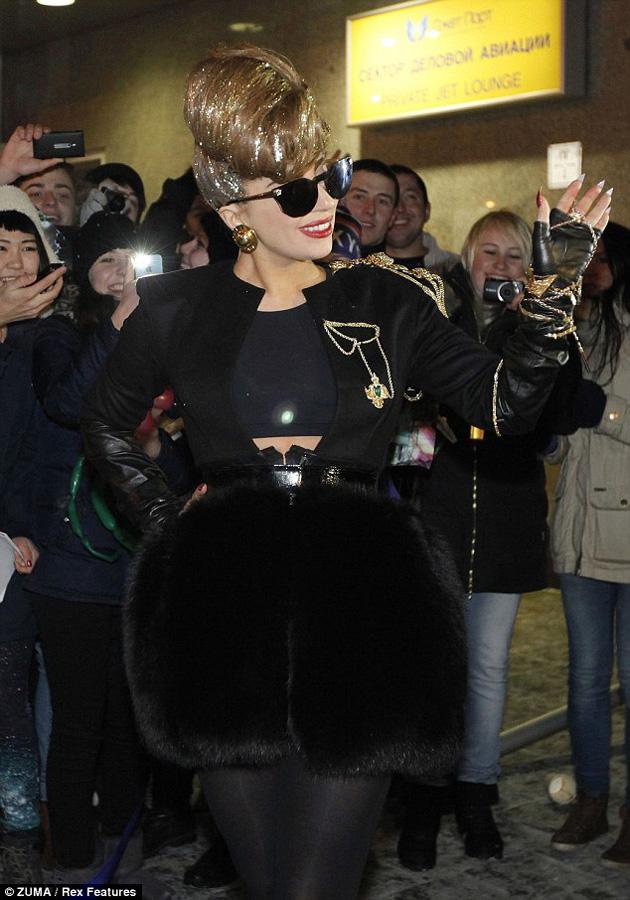 Lady Gaga es recibida con alboroto en Rusia (+fotos)