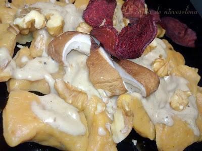 Gnoquis de boniato a la crema shiitake con nueces y remolacha frita