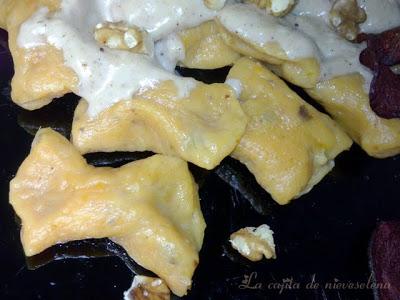 Gnoquis de boniato a la crema shiitake con nueces y remolacha frita