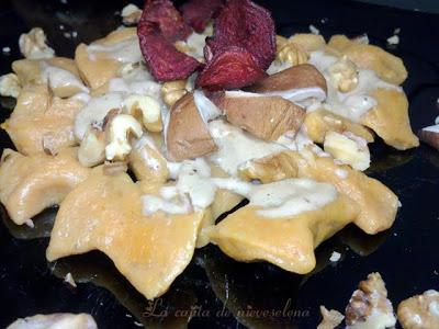 Gnoquis de boniato a la crema shiitake con nueces y remolacha frita