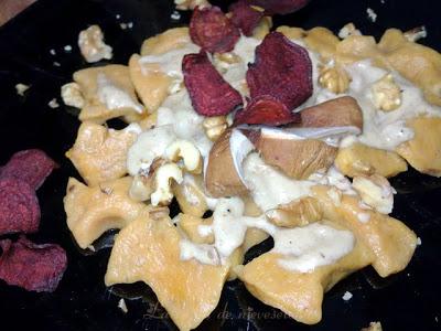 Gnoquis de boniato a la crema shiitake con nueces y remolacha frita