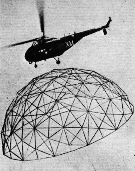 Buckminster Fuller, transporte aéreo de una estructura de cúpula geodésica 