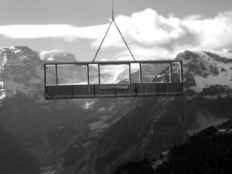 La construcción de la cabaña Althammer Hochuli Oberschwändiberg en Braunwald.  Dado que los camiones no pudieron llegar al lugar, los helicópteros volaron en los prefabricados de madera laminada de alerce paredes de madera, la casa se armó en 8 horas.  De manera similar.