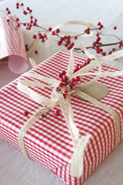 Envolviendo regalos navideños