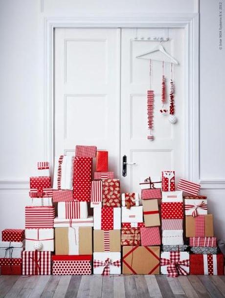 Envolviendo regalos navideños
