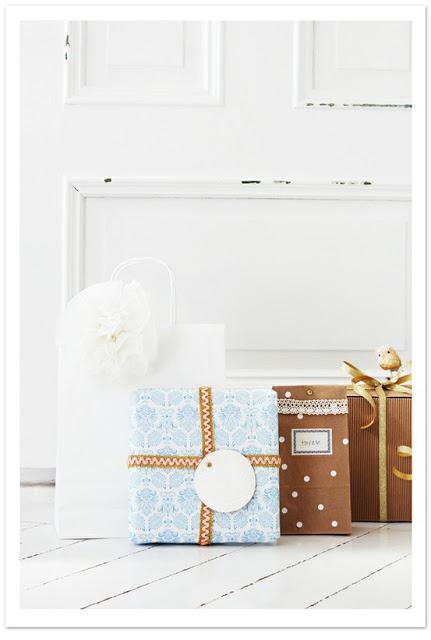 Envolviendo regalos navideños