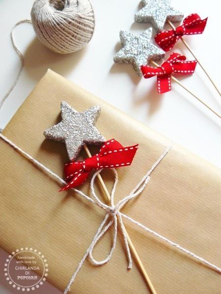Envolviendo regalos navideños